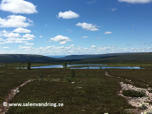 Utsikt västerut över tjärnarna från Köarskarsfjällets vindskydd