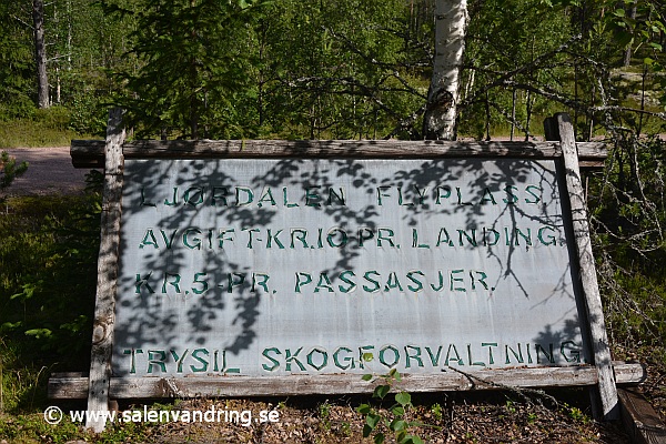 Gammal skylt vid Ljørdalen flyplass