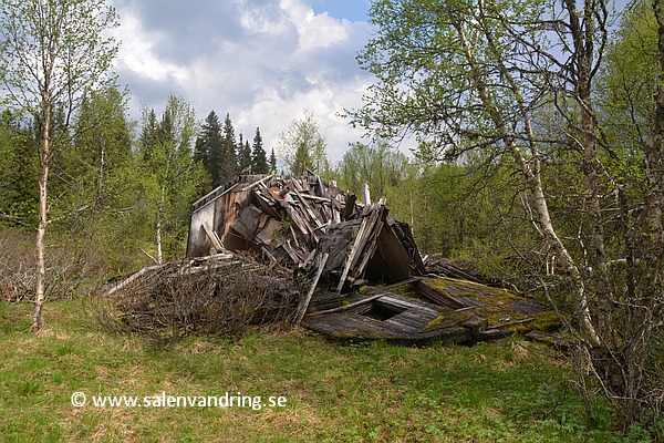 Den raserade byggnaden vid fotbollsplanen i Gördalen