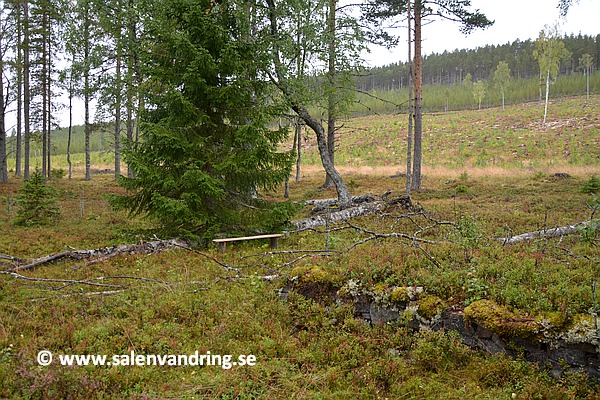 Bänken vid det gamla boningshuset på Stora Mobergets fd gård