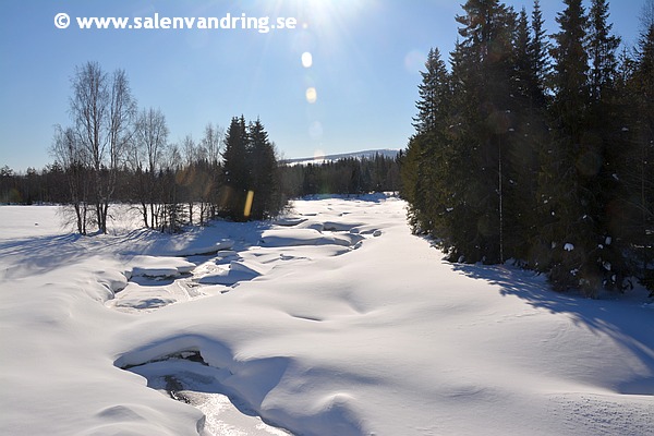 Längre norrut längs dalen, norr om Ljørdalen, hittar vi den här motljusvyn över Ljøra vid Bjørneby