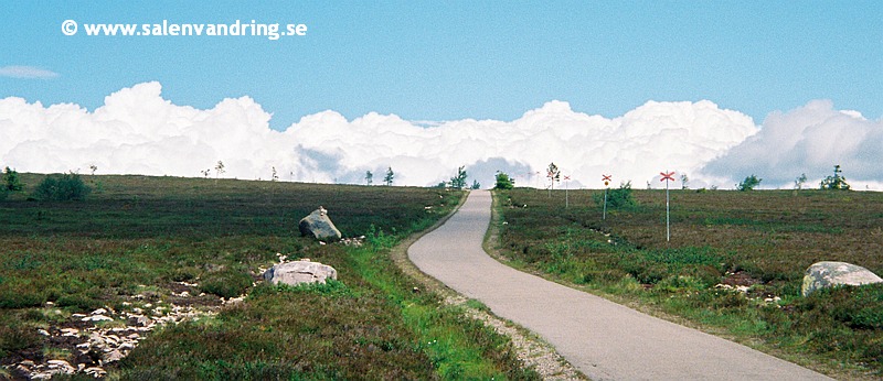 Ovädret dyker upp norrifrån över Köarskarsfjället, sommaren 1999
