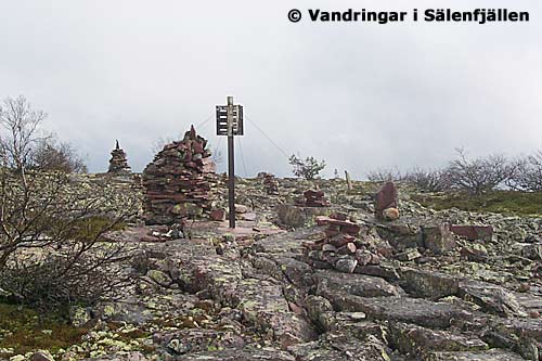 Toppen av Grunnfossgnollen. Här finns det många rösen...