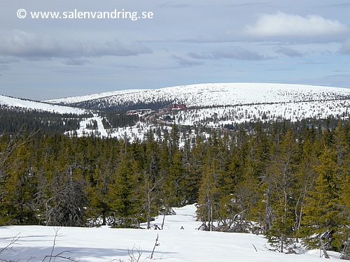 Vintervandring i maj ovanför Sälfjällstangen. Utsikt mot Högfjällshotellet